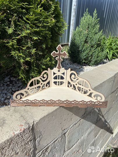 Угловой иконостас из натурального дерева