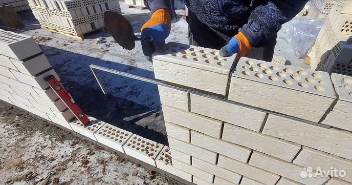 Бригада строителей каменщики