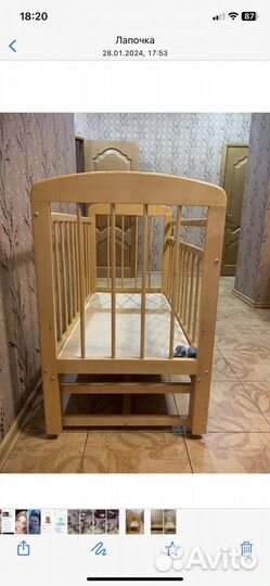 Детская кроватка с маятником