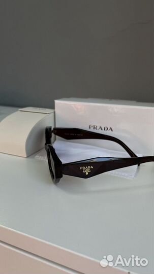 Очки солнцезащитные Prada