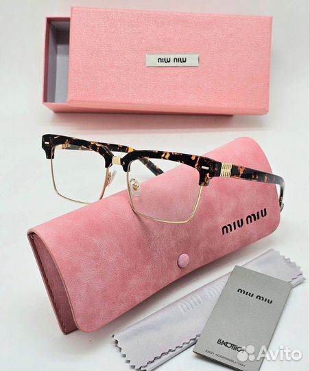 Солнцезащитные очки Miu Miu