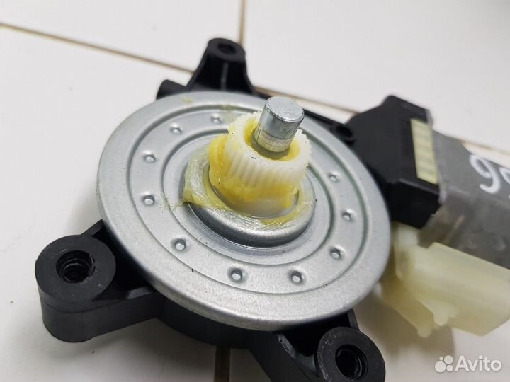 Моторчик стеклоподъемника задний правый