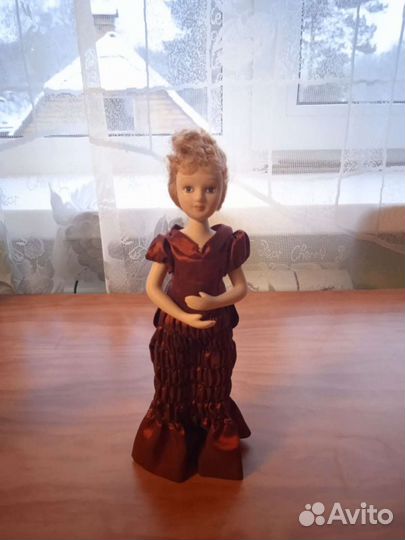 Кукла фарфоровая