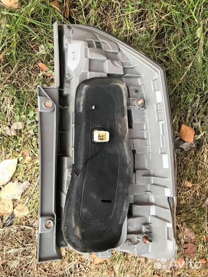 Фонарь задний правый toyota voxy