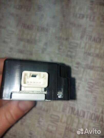 Блок управления дверьми Toyota Rav4 30