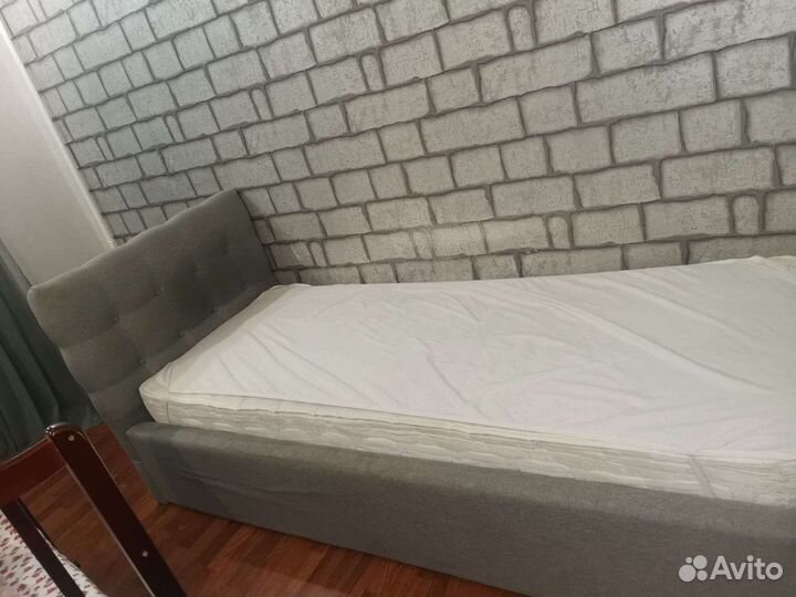 Мягкая кровать с матрасом