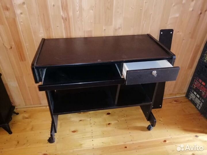 Стол компьютерный на колесах