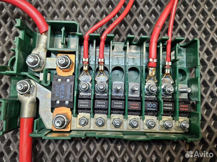 Распределитель тока в багажнике Е39 BMW