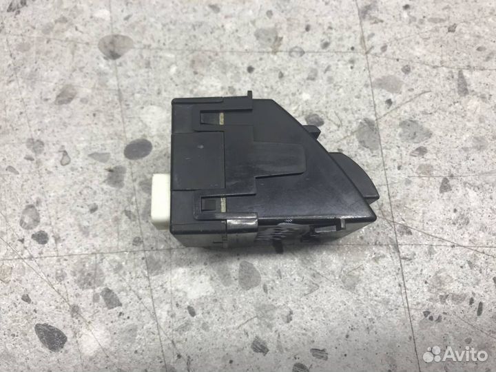 Кнопка аварийной сигнализации Toyota Camry V40 200