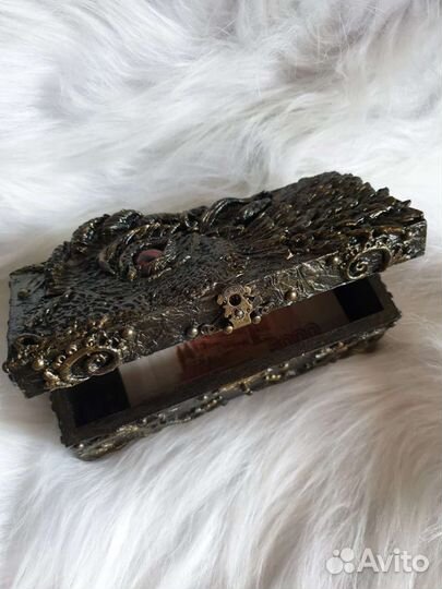 Деревянная шкатулка