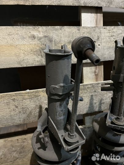 Амортизаторы в сборе передние б/у Nissan Largo