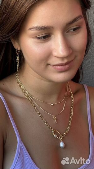 Колье из цепей с подвесками и натуральной жемчужин