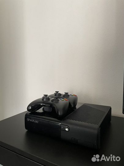 Xbox 360 E на 500гб с 2 геймпадами и кинектом