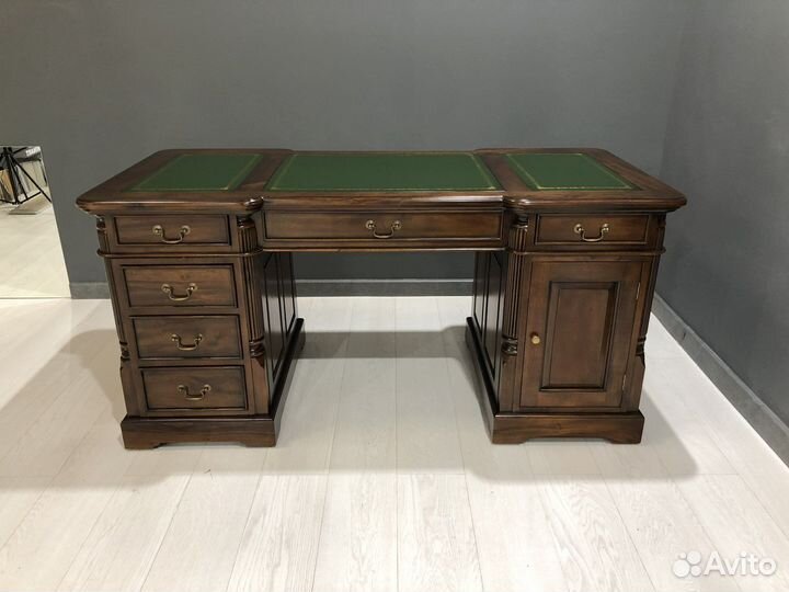 Письменный стол в кабинет
