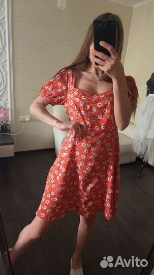 Платье оранжевое 44 с цветами