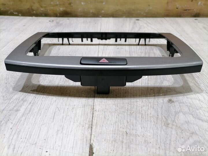 Рамка магнитолы с кнопкой аварийки VW Passat B7