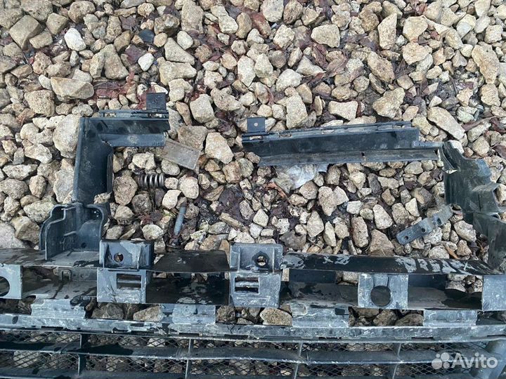 Решетка переднего бампера Renault Logan 2