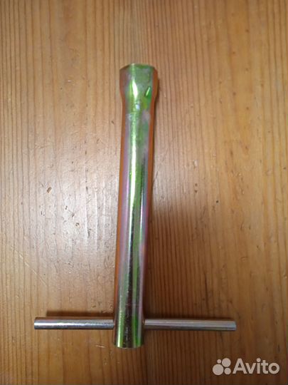 Ручка, свечной ключ на 21