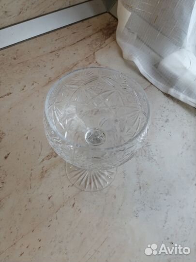 Маленькая хрустальная вазочка