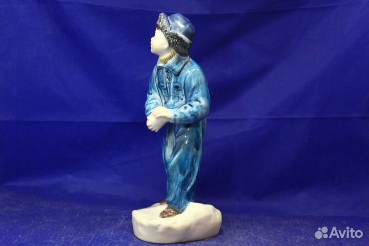 Статуэтка Мальчик со снежком зик Конаково Счастлив