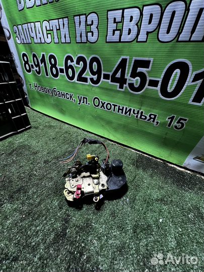 Замок двери передний левый Chrysler Sebring