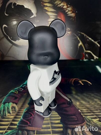 Фигурка kaws nike