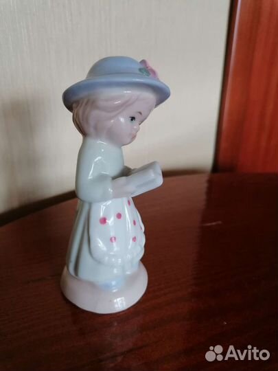 Статуэтка фарфоровая 
