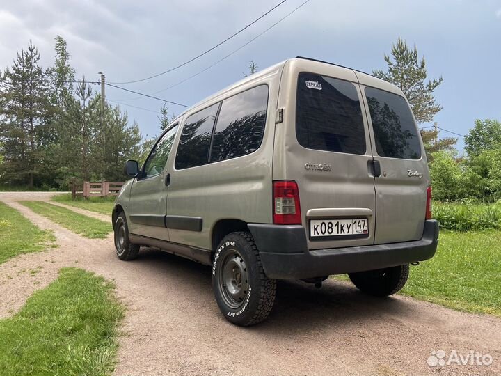 Водитель на своем авто каблук