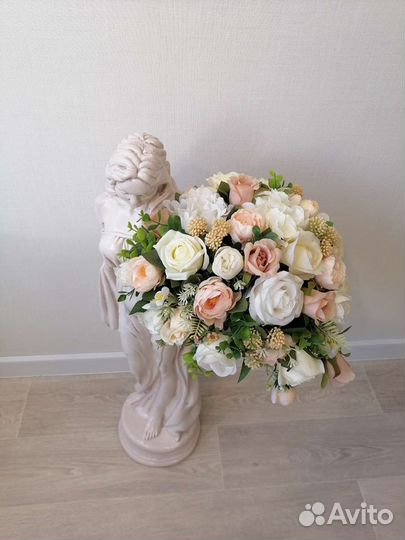 Девушка статуя с букетом