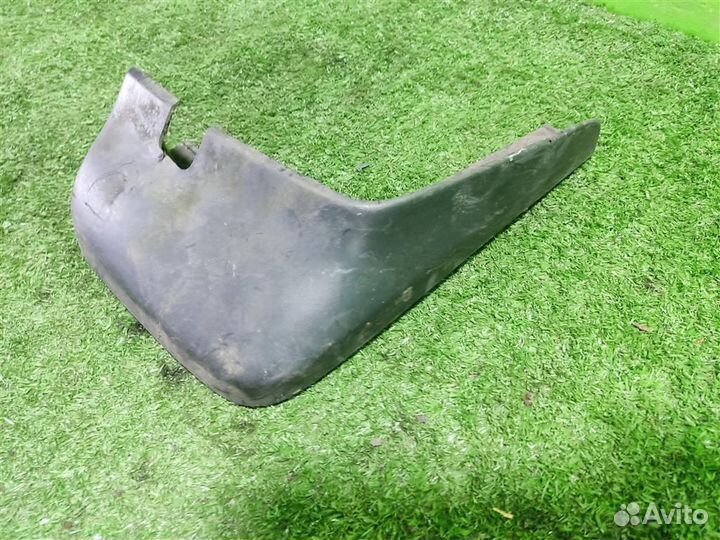 Брызговик передний правый Daihatsu Terios 2009