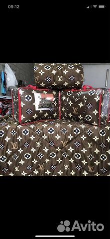 Постельное белье с одеялом и подушками и простынь