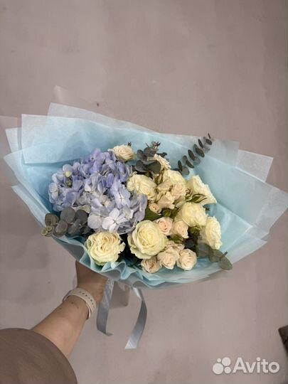 Букет с гортензией и розами