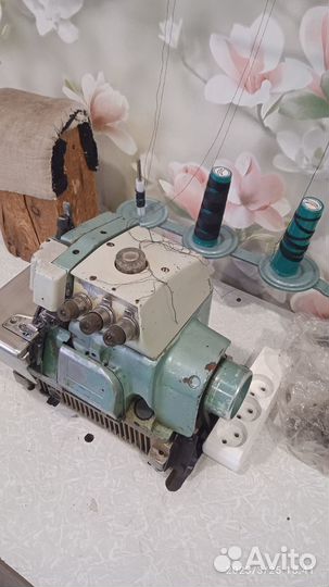 Промышленная машинка-оверлок