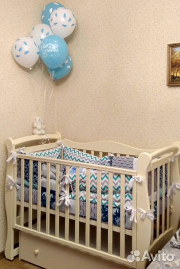 Детская кроватка с маятником