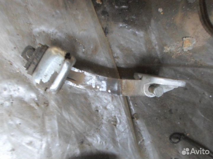 Ограничитель двери задней левой LADA Priora 2007-2