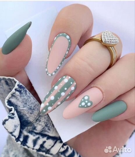 Покрытие ногтя стразами
