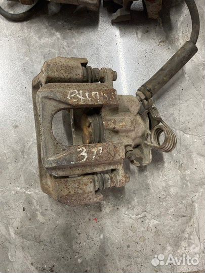 Суппорт тормозной задний правый Ford Explorer V