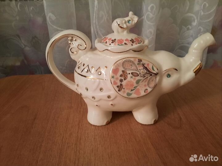 Фарфоровый чайник слон