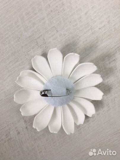 Брошь ромашка