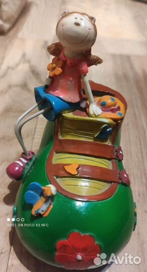 Копилка - башмачок с фигуркой девочки