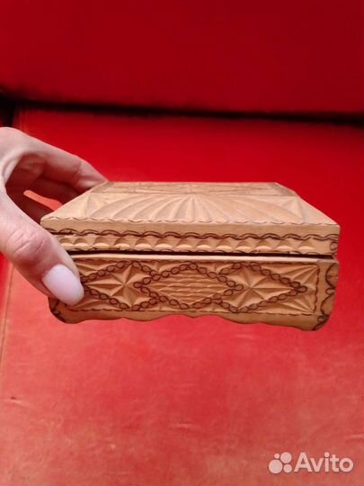Деревянная шкатулка