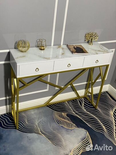 Стильная дизайнерская консоль