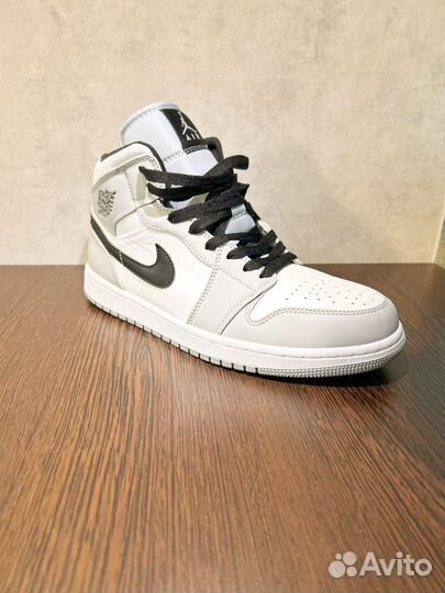 Nike air jordan 1 mid smoke grey
