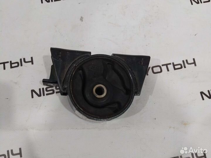 Подушка двигателя новая на Nissan Primera P12
