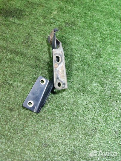 Петля капота правая Ford Focus 1