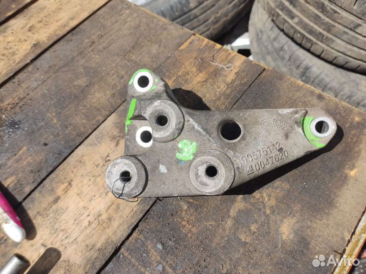 Кронштейн МКПП F17 Opel