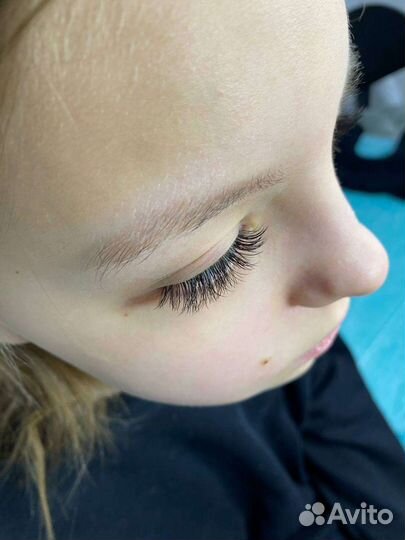 Мастер по наращиванию ресниц