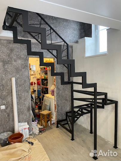 Лестница из металла с перилами и без