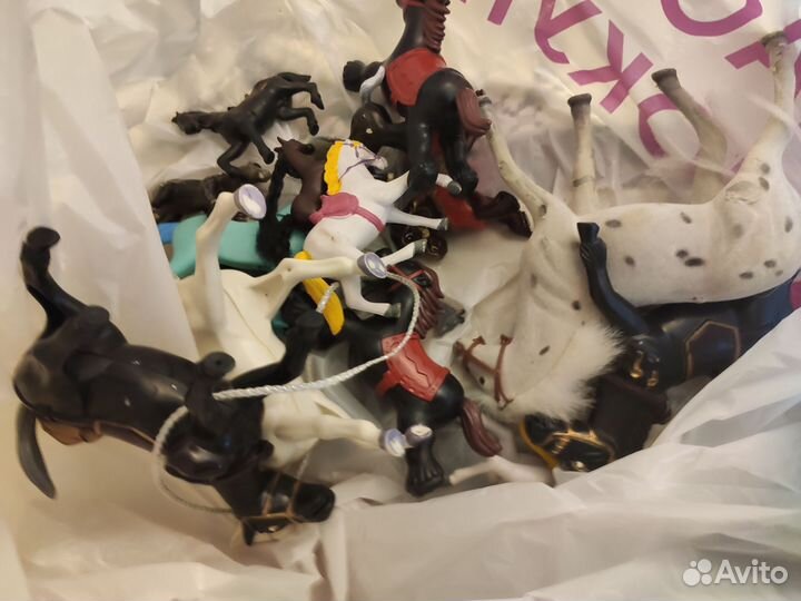 Огромная коробка кукол, вещей, мебели