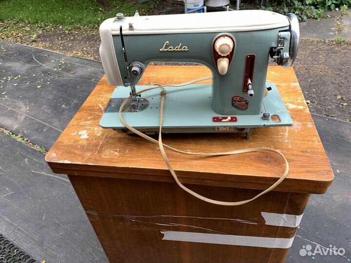 Швейная машина LADA